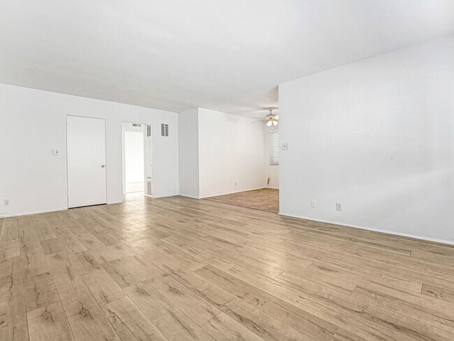 Foto del edificio - 744 S.Windsor Blvd. - just south of Wilshire Blvd.