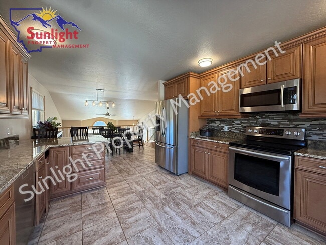 Foto del edificio - Spacious 5 Bed, 3 Bath Home with Triple Ga...