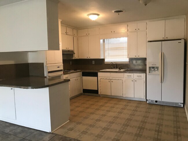 Building Photo - 2043 US-69