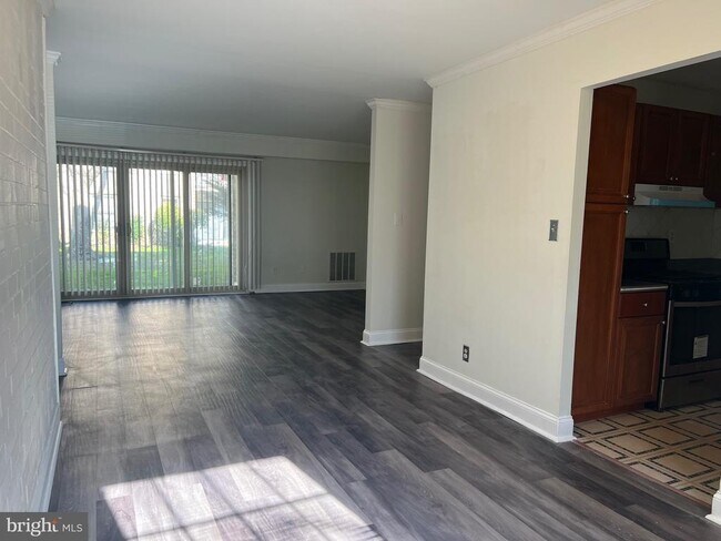 Foto del edificio - 6010 Westchester Park Dr