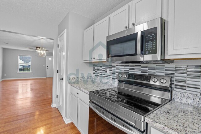 Building Photo - "Charming 3-Bedroom Retreat with 2.5 Baths...