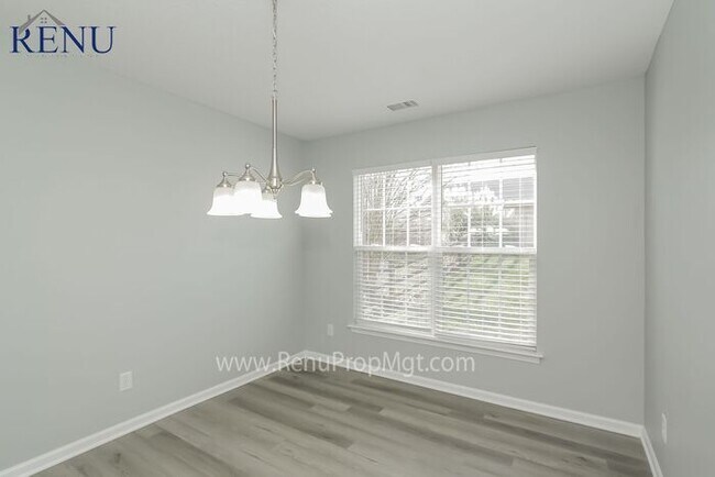Foto del edificio - Available Now!!