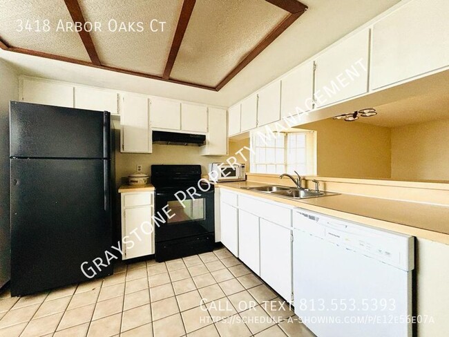 Building Photo - Beautiful 2b/2.5b townhome in the heart of...