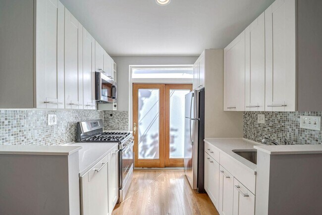 Foto del edificio - 738 Hobart Pl NW