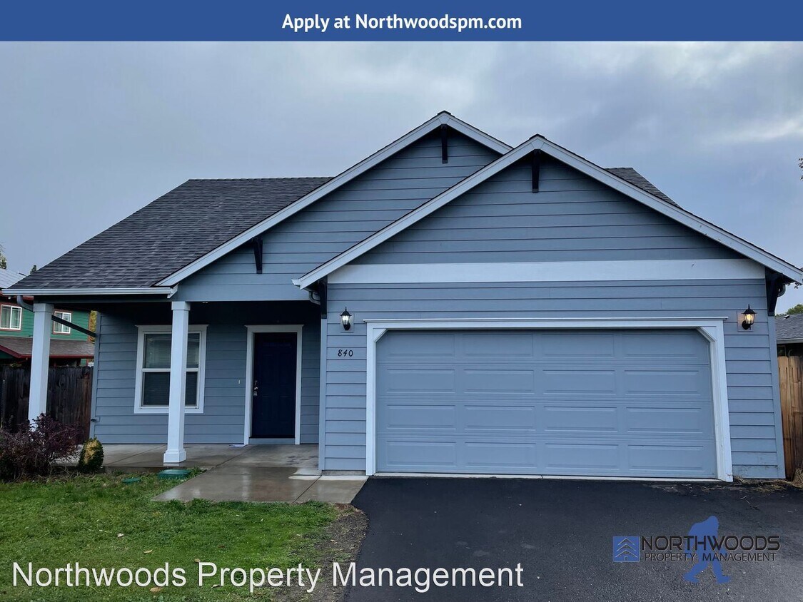 3 br, 2.5 bath House 840 Garfield St House Rental in Medford, OR