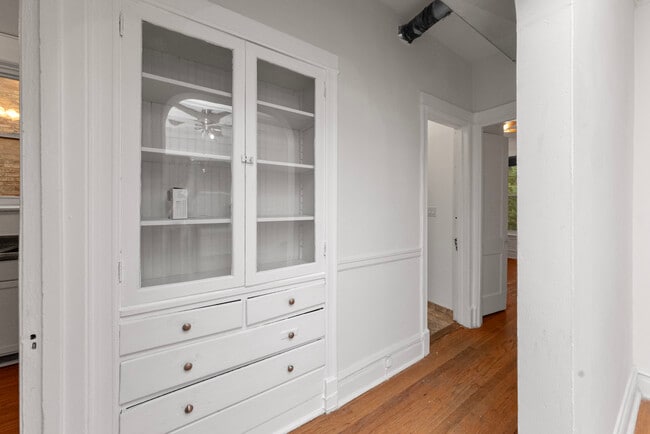 Building Photo - 1353 W Catalpa-2