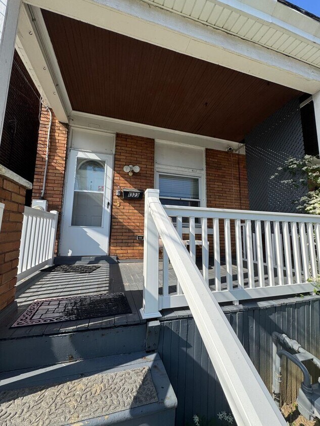 Newly Renovated 2 Bedroom 1.5 Bath in Dormont! - Newly Renovated 2 Bedroom 1.5 Bath in Dorm...