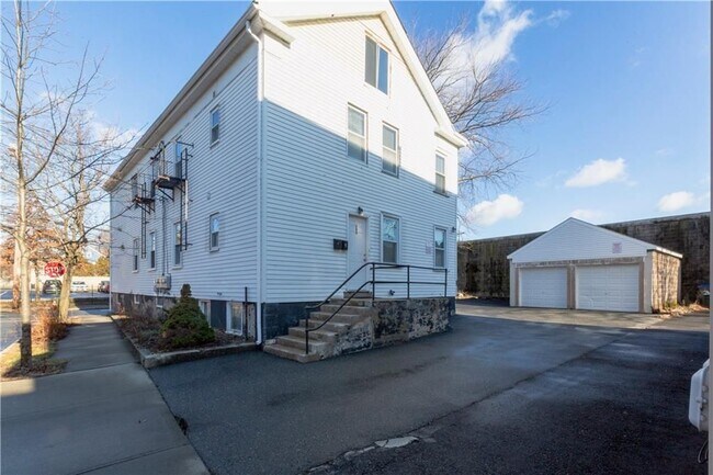 Building Photo - 288 Carpenter St