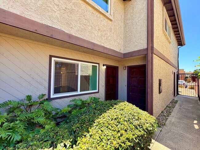 Foto del edificio - Amazing Two Bed 1.5 Bath Condo - University Heights - Garage & Driveway Parking