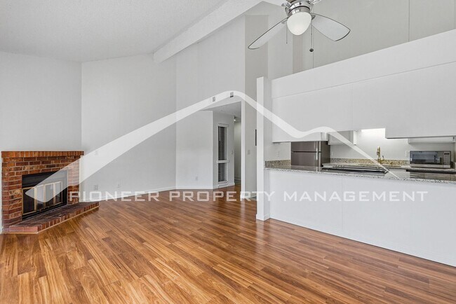 Foto del edificio - Spacious Condo with Washer/Dryer and Central AC