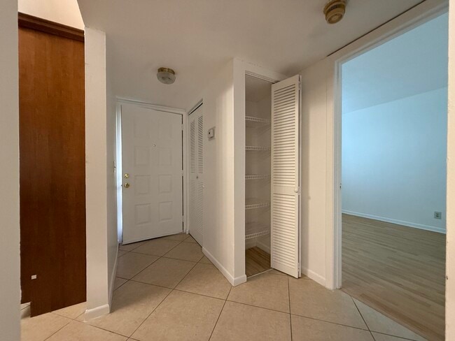 Building Photo - 6820 Palmetto Cir S