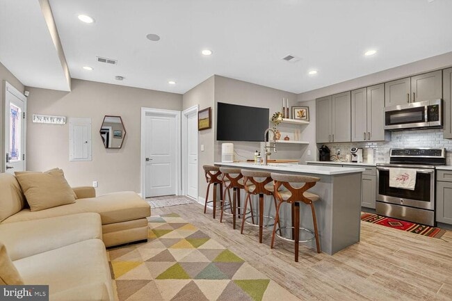 Building Photo - 1014 10th St NE