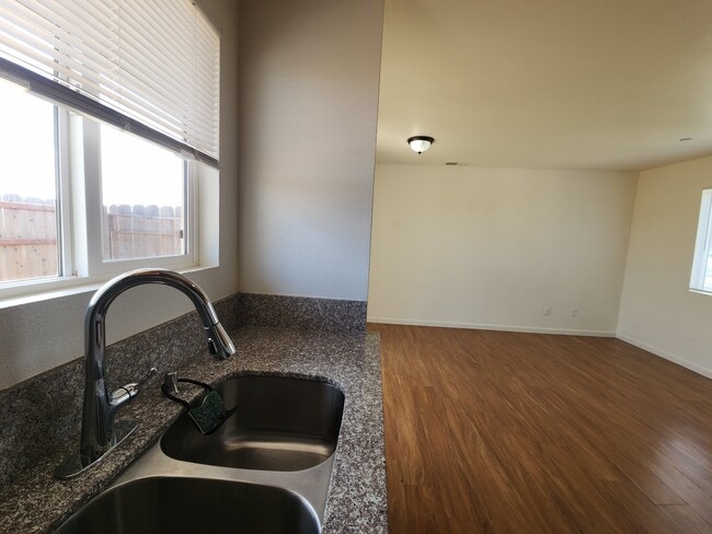 Building Photo - 151 Amberidge Dr