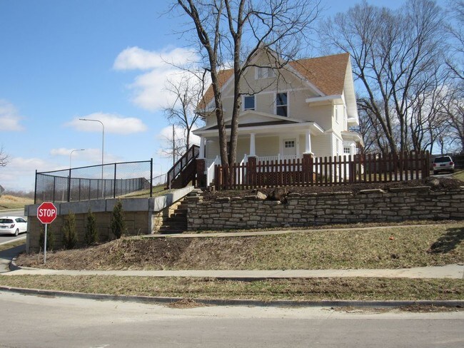 Building Photo - 705 S Overton Ave