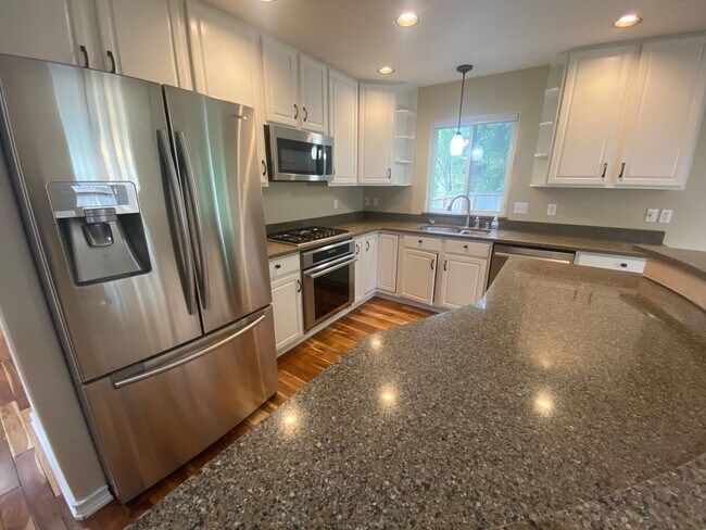 Building Photo - A gorgeous Eagle River home with views for...