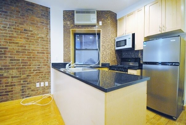 Building Photo - 108 Bayard St