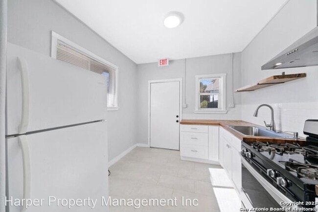 Foto del edificio - 1 br, 1 bath House - 5003 S Flores St Unti...