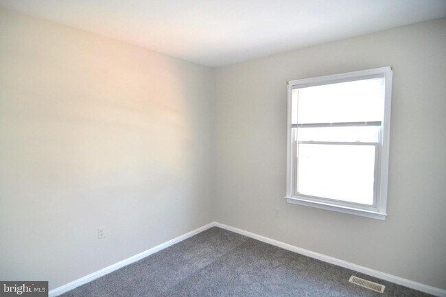Building Photo - 3947 Pine Cone Cir