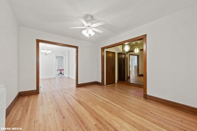 Building Photo - 1813 W Greenleaf Ave
