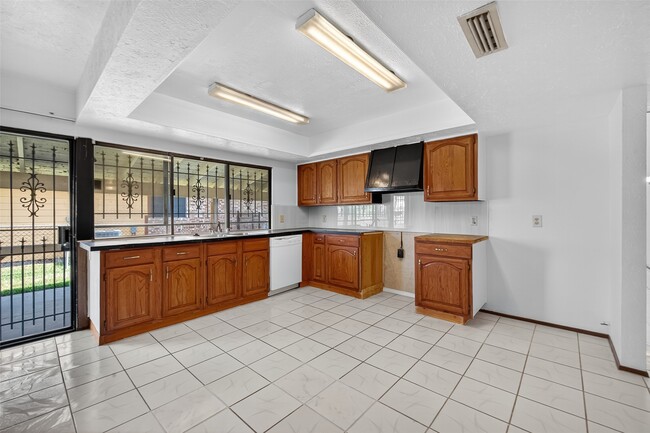 Foto del edificio - 14315 Lourdes Dr