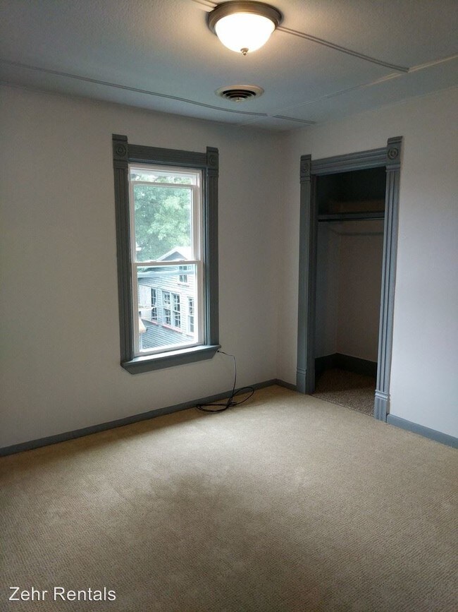 Foto del edificio - 305-305 1/2 W College St