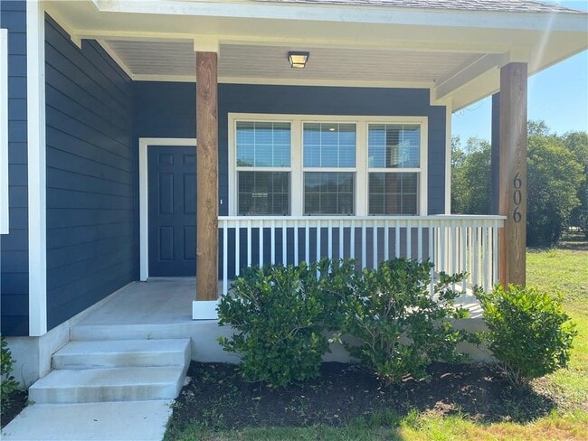 Building Photo - 606 W 1st St