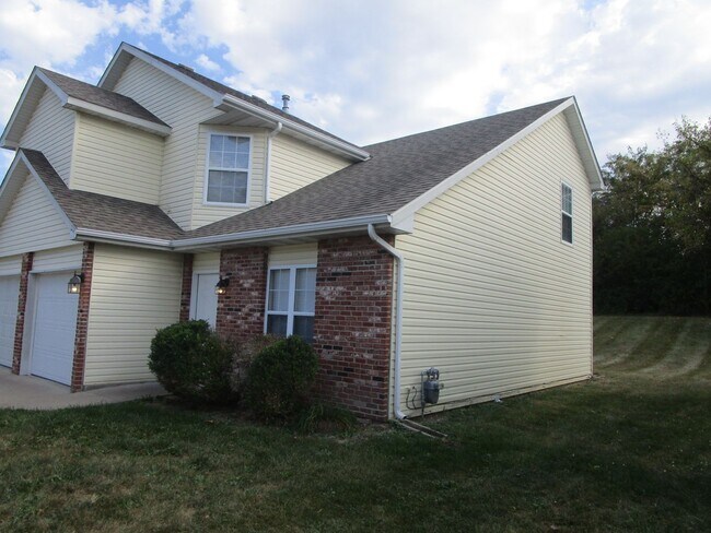 Building Photo - 208 - 210 Nikki Way