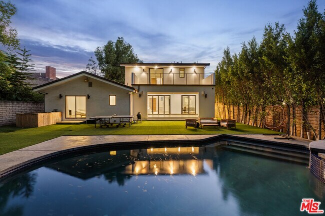 Foto del edificio - 5062 Woodley Ave