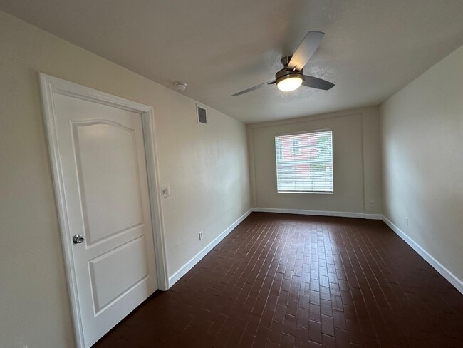 Building Photo - 227 Foresteria Dr