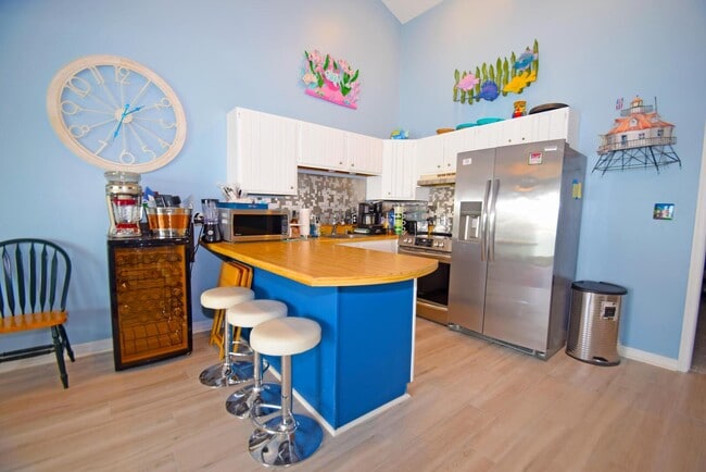 Kitchen - 207 Bayview Ln