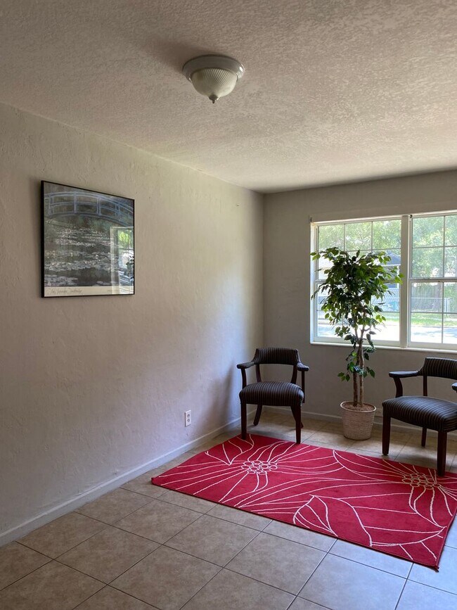 Foto del edificio - Humble Two Bedroom available for immediate...