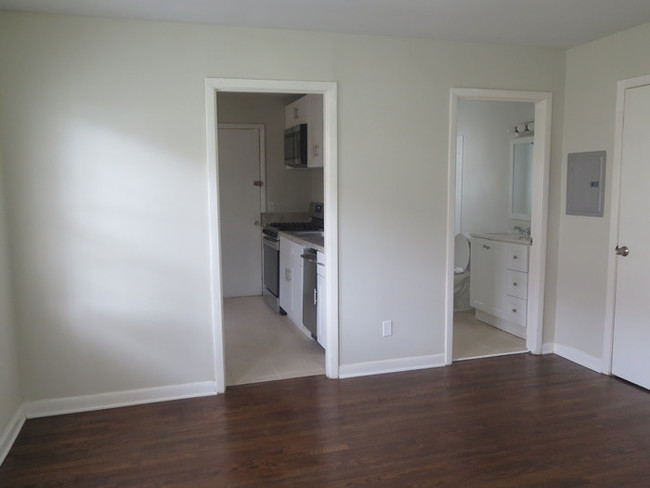 Building Photo - Cozy Marietta Duplex