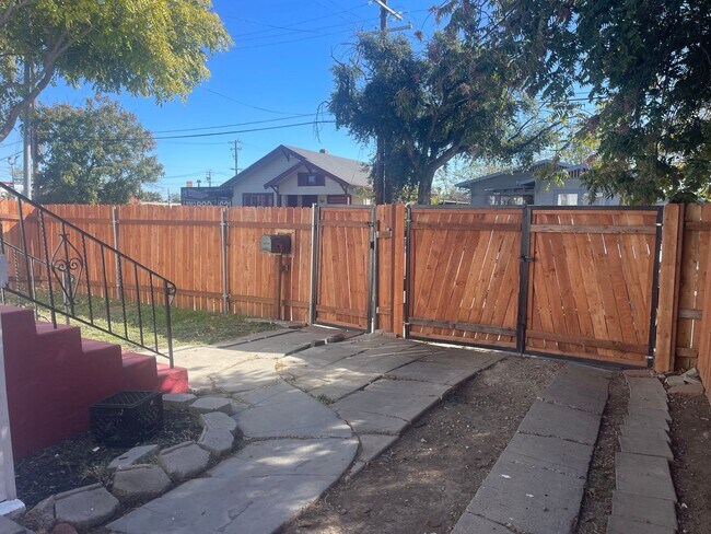 Building Photo - Clean & Bright Historic 2br Home