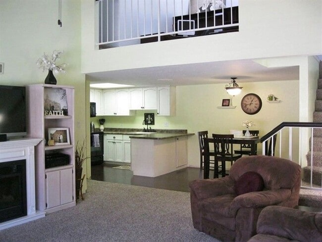 Building Photo - Beautiful Downtown Home!