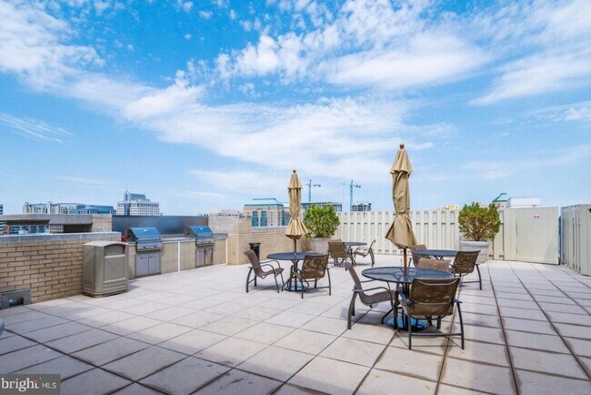 Foto del edificio - 11800 Sunset Hills Rd