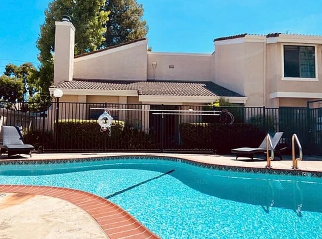 Building Photo - 691 Palomino Dr