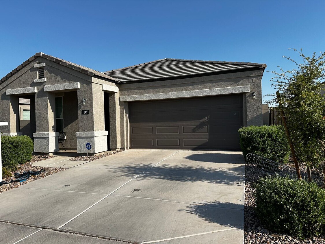 Building Photo - Beautiful Newer 4 Bedroom 3 Bathroom Anthem at Merrill Ranch Home!
