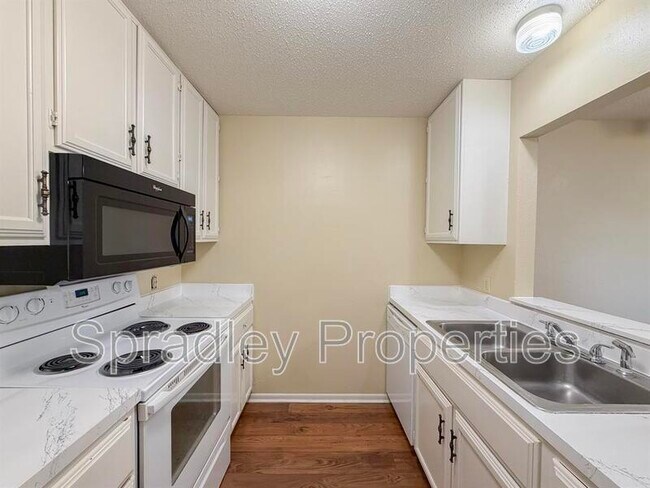 Building Photo - 3705B Ivanhoe Dr