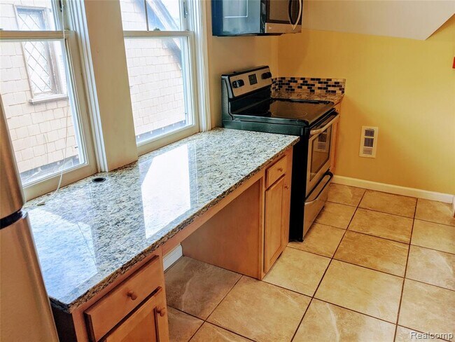 Building Photo - 4759 Trumbull St
