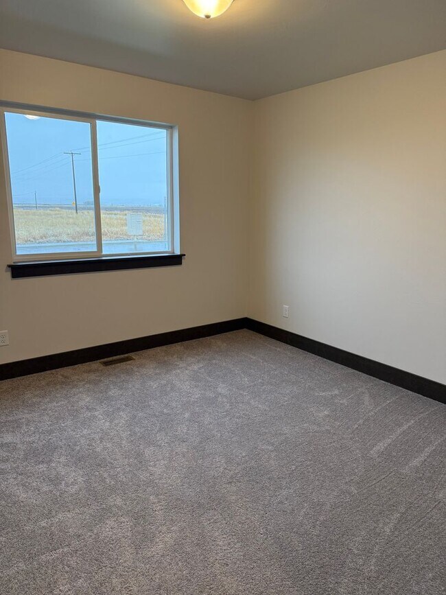 Foto del edificio - Brand New 3 Bed 2 Bath with double attache...