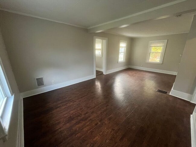 Building Photo - 430 Thurston Rd