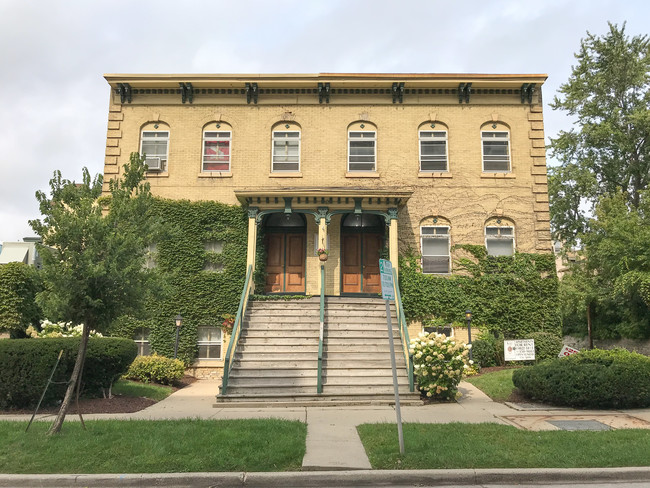 Building Photo - 706 E Juneau Ave