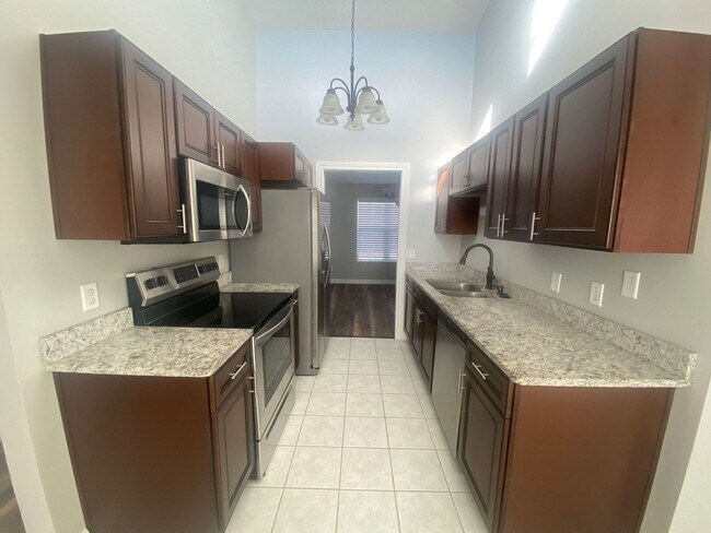 Building Photo - Wonderful Custom Home w/ Large Lot, Conven...