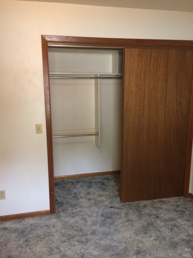 Closet - 729-735 N Conway St