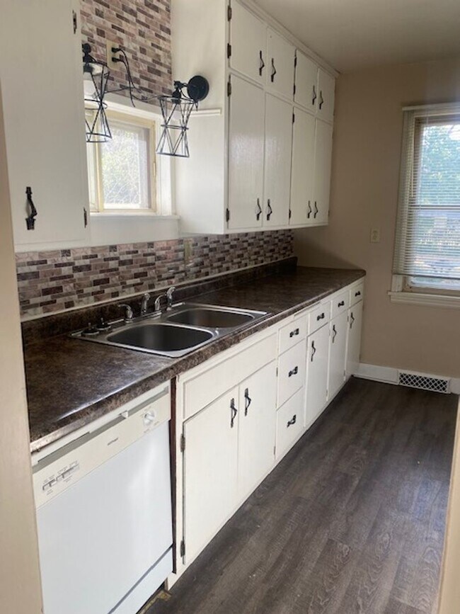 Foto del edificio - Spacious 4 bedroom single family home