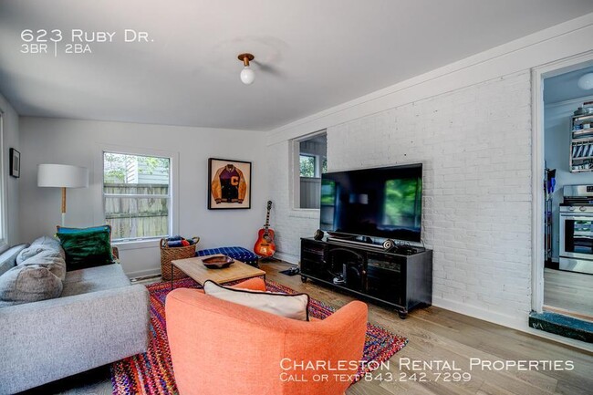 Building Photo - 623 Ruby Dr