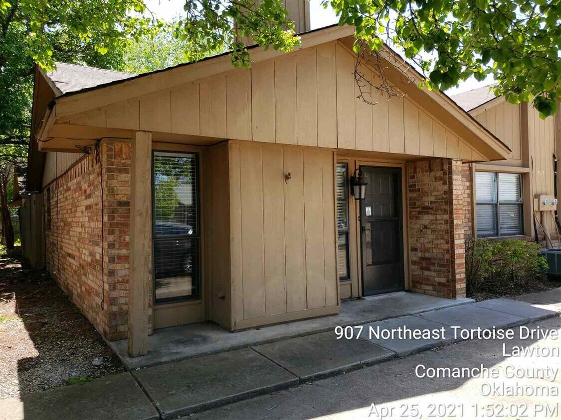 Primary Photo - 907 NE Tortoise Dr