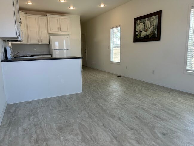 Building Photo - 925 N Plaza Dr