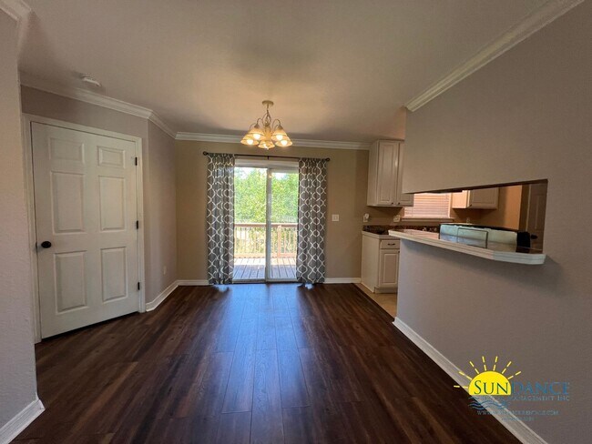 Foto del edificio - Charming 3-Bedroom Home with Solar Panels ...
