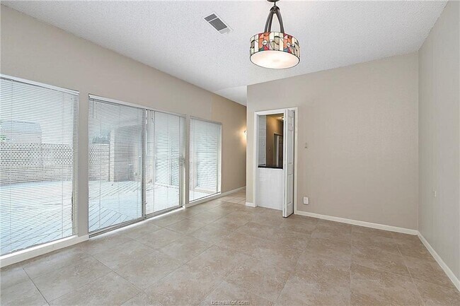 Building Photo - 3122 Camelot Dr